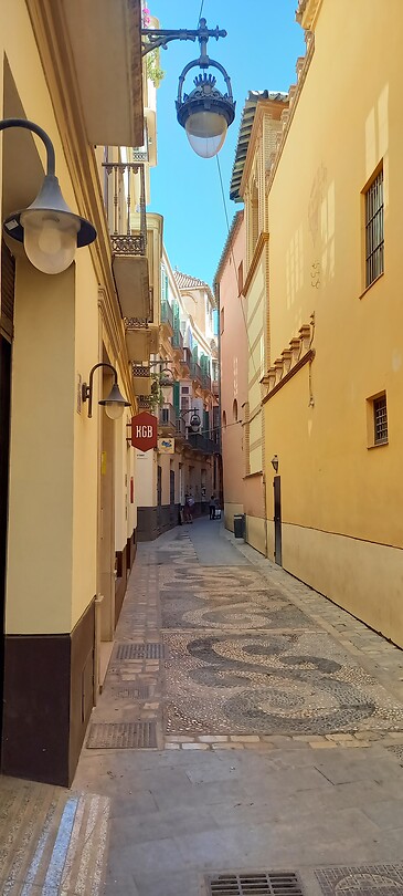 Een schattig klein straatje, smal omdat het dan lekker koel blijft