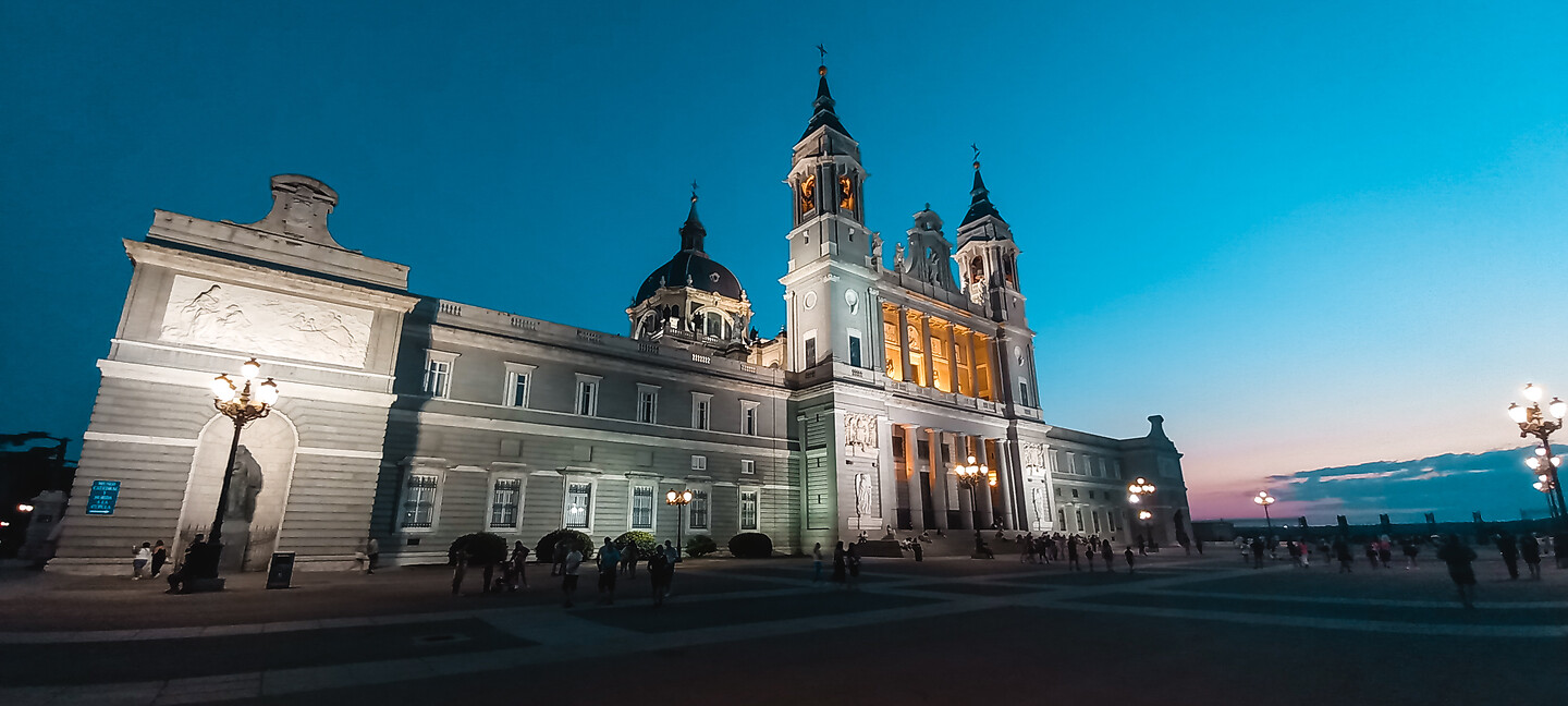 De Kathedraal by night