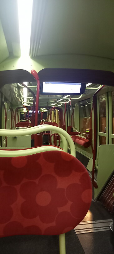 In de vrijwel lege tram op de mega vroege ochtend