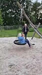 Ma op de schommel