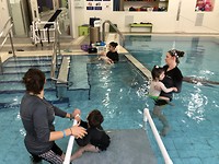 De kinderen mogen zwemmen