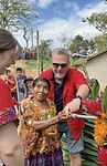 Joep en Esther openen de kraan in Santa Maria Samilha