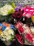 Bloemen op de trap van de kerk