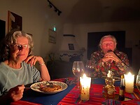 Geen stroom, eten bij kaarslicht