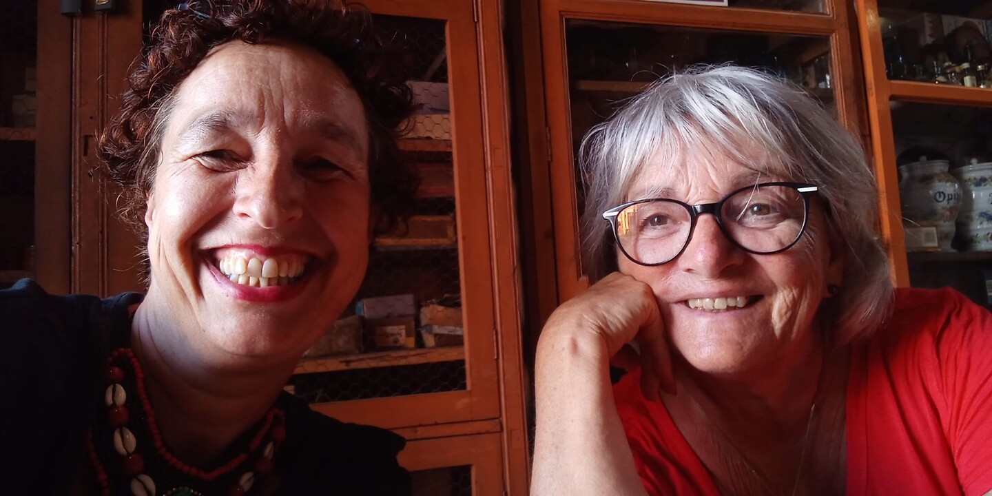 In het café
