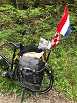 De vlaggetjes op de fiets van schoonpa en foto van de Deurnse kleinkinderen