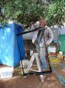 John die ons frame van bed aan het sprayen is