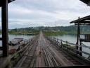 Houten brug naar Mon Settlement