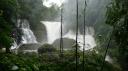 indrukwekkende/oorverdovende waterval in Mae Hong