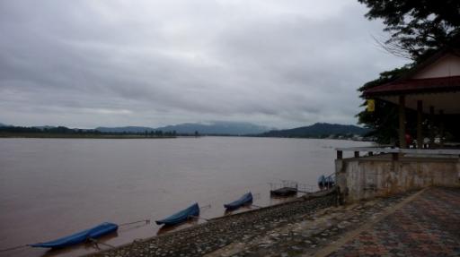 Laos a/d overkant vanaf Chiang Saen (Thailand)