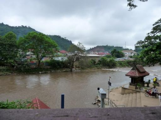 Zo dicht bij is Myanmar -uitzicht vanaf onze kamer