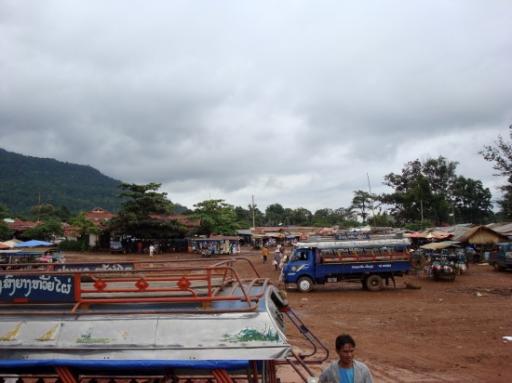 Op het busstation van Pakse... ja idd gekke bussen