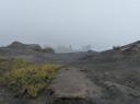 In de mist richting tempel en vulkaan 'Bromo'