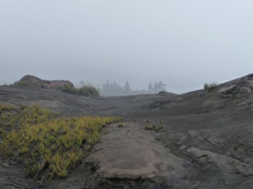 In de mist richting tempel en vulkaan 'Bromo'