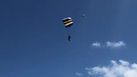 Skydive landing gefilmd door Anne