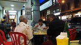 De chinezen van het restaurant eten samen nog wat