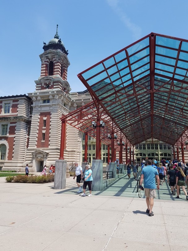 Naar binnen in de aankomsthal van Ellis Island