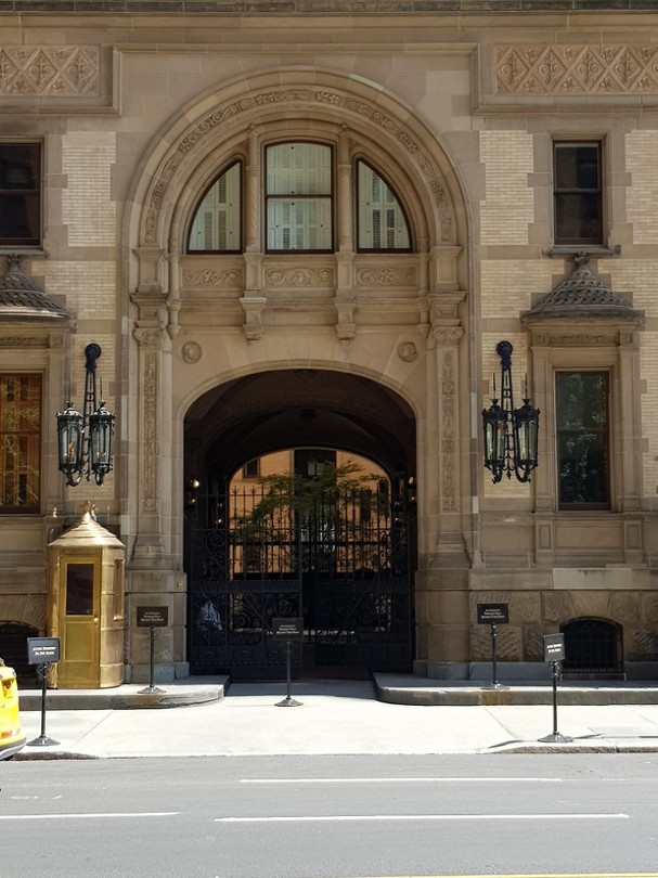 Ingang "The Dakota".