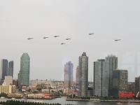 Helicopters vliegen over de East River