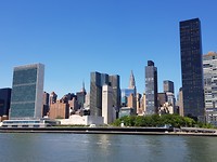 Van links naar rechts: UN gebouw, Empire State building, Crysler Building en Trump World Tower