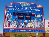 Ieder jaar op 4 juli: Wedstrijd wie de meeste hot dogs kan eten (Coney Island)