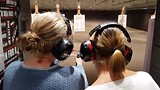 Uitleg van Patricia hoe ik de Glock moet gebruiken