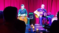 Cover band (duo) in Club Bonafide speelt werk van Pink Floyd.
