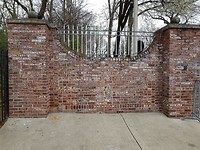 De muur rondom Graceland volgeschreven door fans