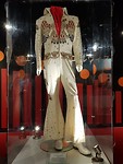 Een van Elvis zijn witte pakken