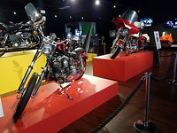Twee van zijn motoren