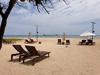 Uitzicht op Pigeon Island vanaf ons strand