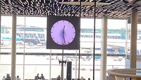 Klok op Schiphol.