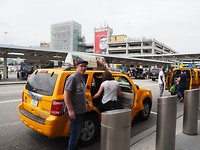 En natuurlijk met een Yellow Cab naar het hotel