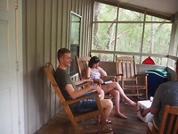Op de schommelstoelen op de veranda