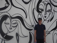 Sam bij een van de walls