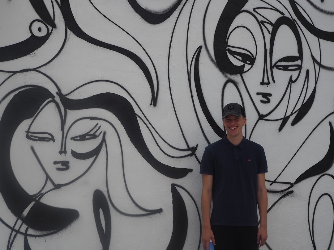 Sam bij een van de walls