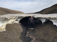 Caveman voor zijn sneeuwgrot