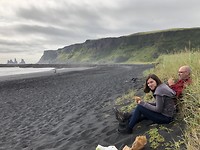Lunchen op het zwarte strand bij Vik