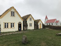 Kleurrijke huisjes met het kleine kerkje