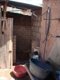 De wasbak, hier wassen ze zichzelf en doen ze de afwas. Het enige koude stromend water dat ze hebben