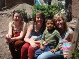 Maya, Mandy en Gitte met Gabriël, het kindje waar hun school meter van is