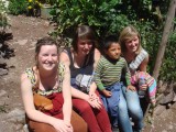 Maya, Mandy en Gitte met Gabriël, het kindje waar hun school meter van is