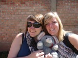 Mandy en Gitte met hun knuffel