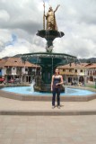Elien aan de fontein op plaza di arma