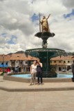 Elien en ik aan de fontein op de plaza di arma