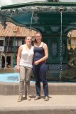 Elien en ik aan de fontein op plaza di arma
