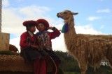 Peruaanse chicks met een lama