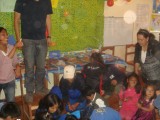 En daar ging de piñata, stormloop voor de snoepjes en cadeautjes