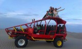 Op de sandbuggy naar de zonsondergang kijken