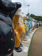 De beren staan hand-in-hand, wat de toekomstige visie van een vredige wereld symboliseert